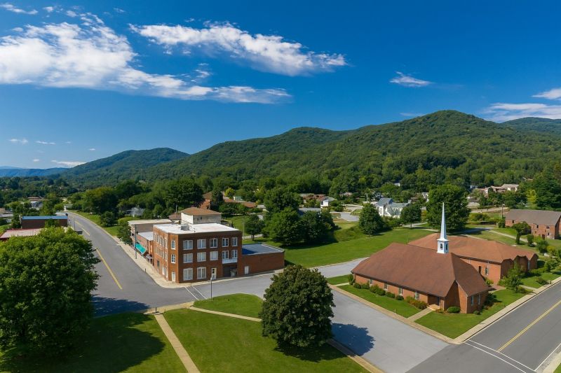 Local Building Raising in Burnsville, NC